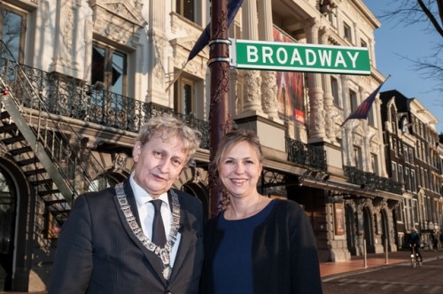 Vandaag werd bij Koninklijk Theater Carré het bekende groene Broadway straatnaambord bevestigd als aftrap van ‘Broadway aan de Amstel’,  in bijzijn van burgemeester Eberhard van der Laan.